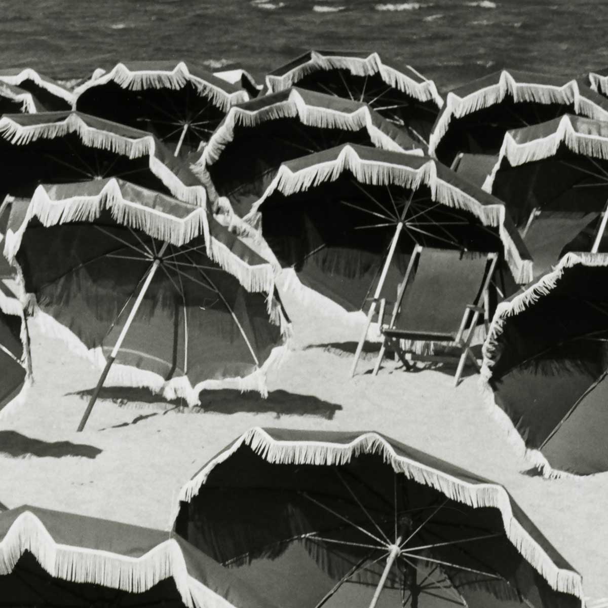 Affiche Photo d'Art - sun Umbrellas on a Beach, 1960 affiche + cadre en bois - noir, HEXOA