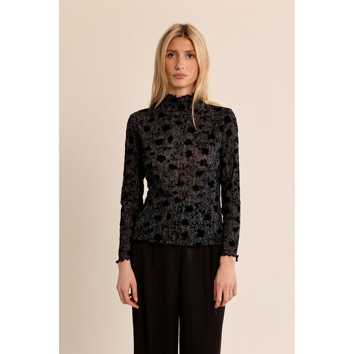Top en semi-transparence, à fleurs noir, MOLLY BRACKEN