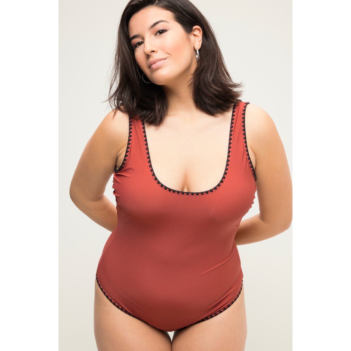 Maillot de bain avec liseré rouge brique, STUDIO UNTOLD