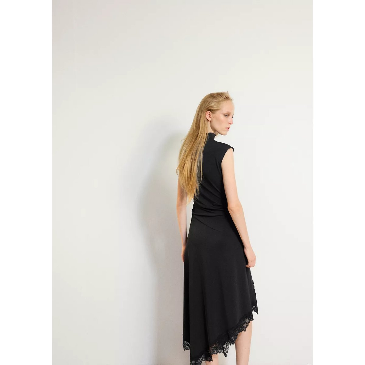 Robe asymétrique en dentelle noir, MANGO
