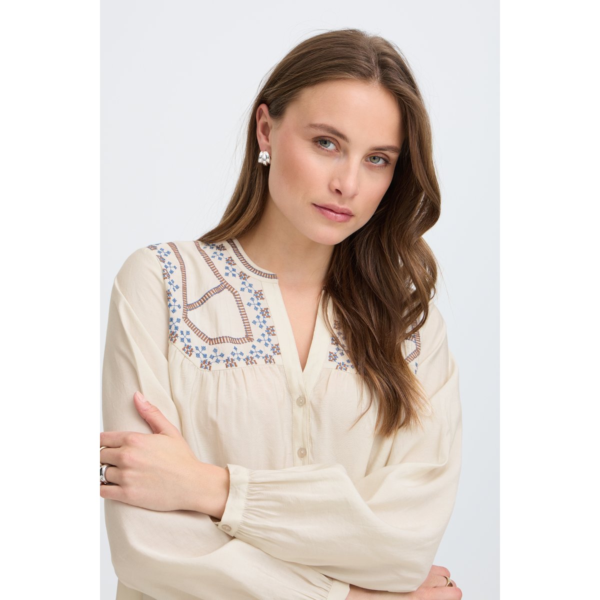 Blouse manches longues, col tunisien, broderies sur épaules et poitrine blanc birch, B.YOUNG