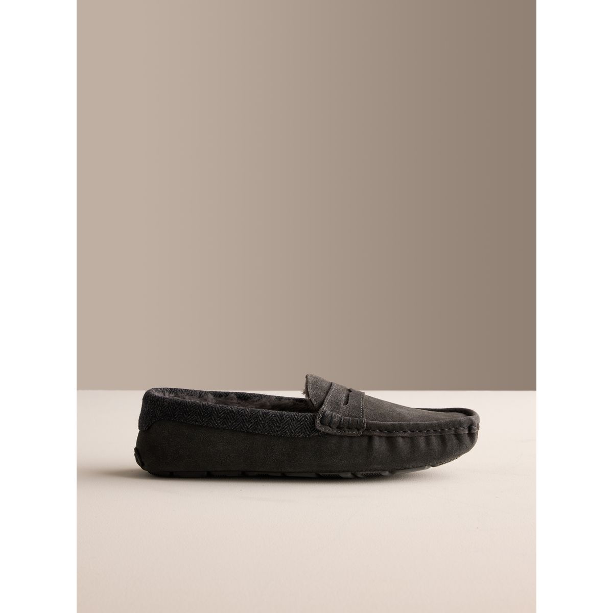 Chaussons style mocassins en daim gris, NEXT