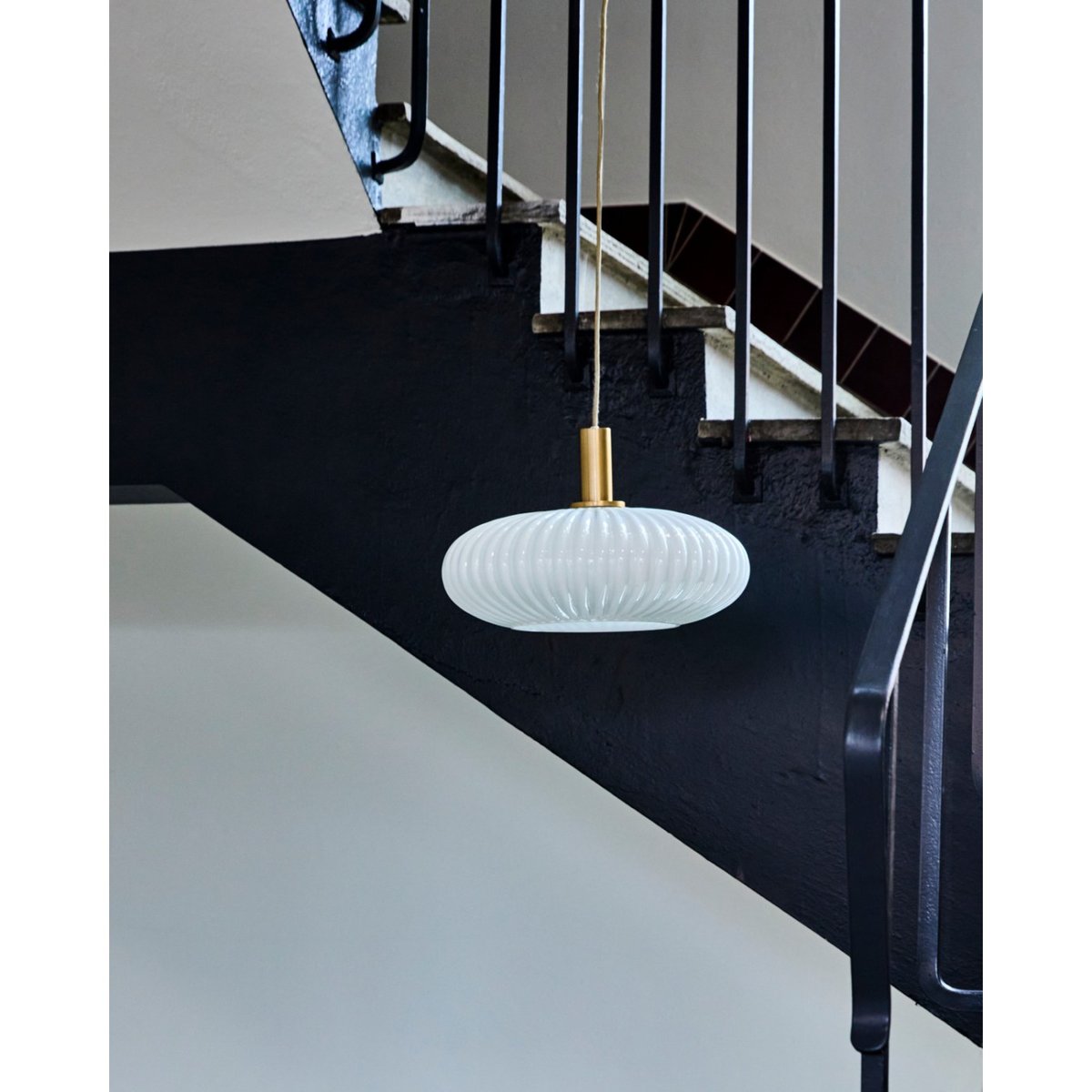 Suspension en verre Fort finition en laiton antique, blanc cassé, HOUSE DOCTOR