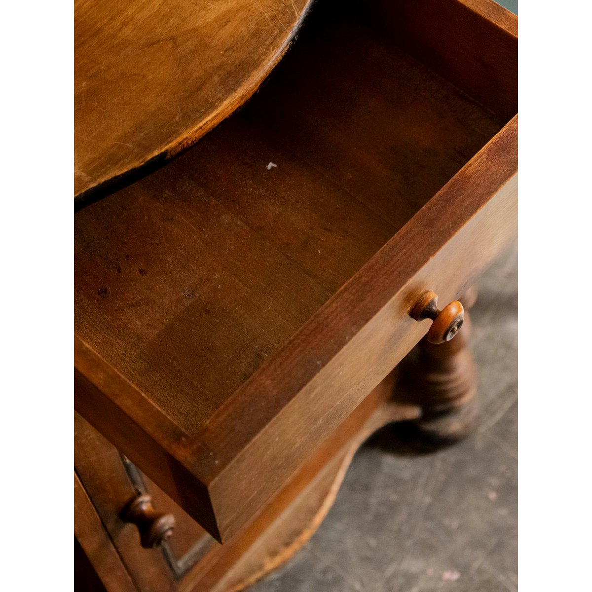 Armoire en bois aux pieds sculptés Magda N°727 - Bon état bois foncé, DEBONGOUT