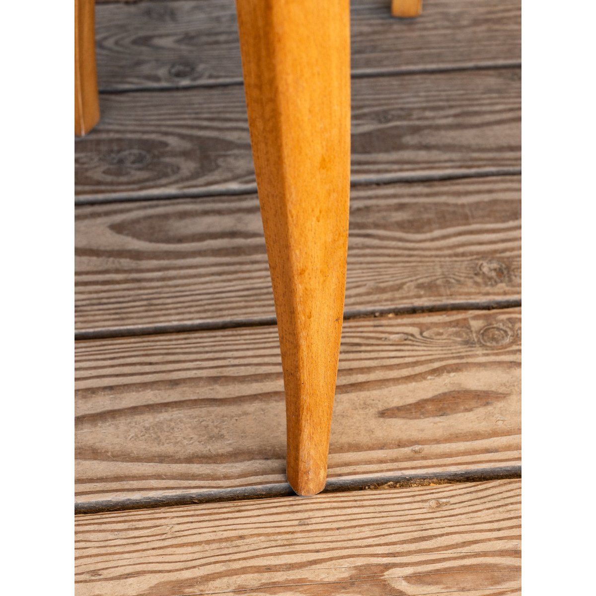 Paire de fauteuils en tissu et bois Ernest N°1098 - Bon état bois clair, DEBONGOUT