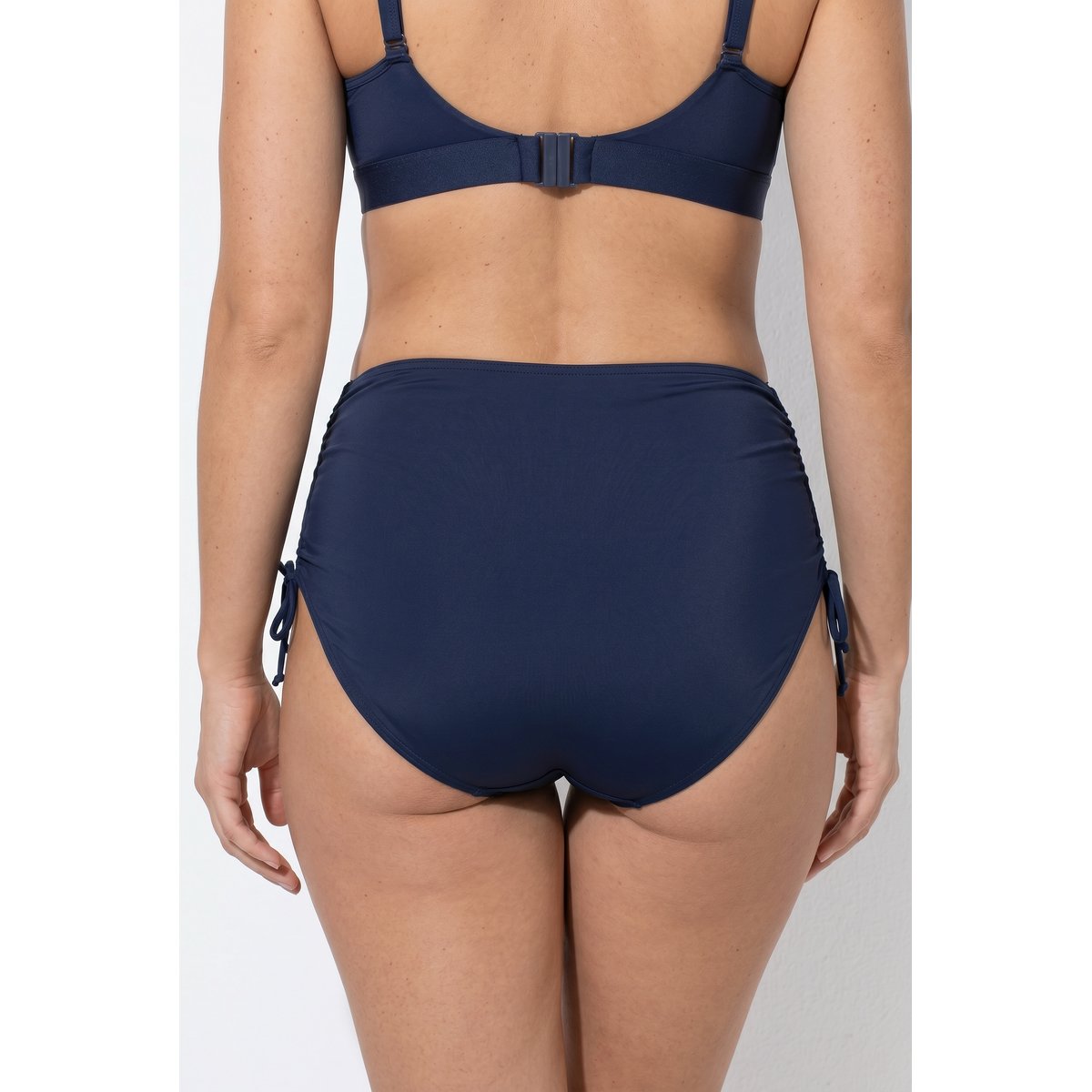 Bas de bikini. Doublé sur le devant. Cordons marine, ULLA POPKEN