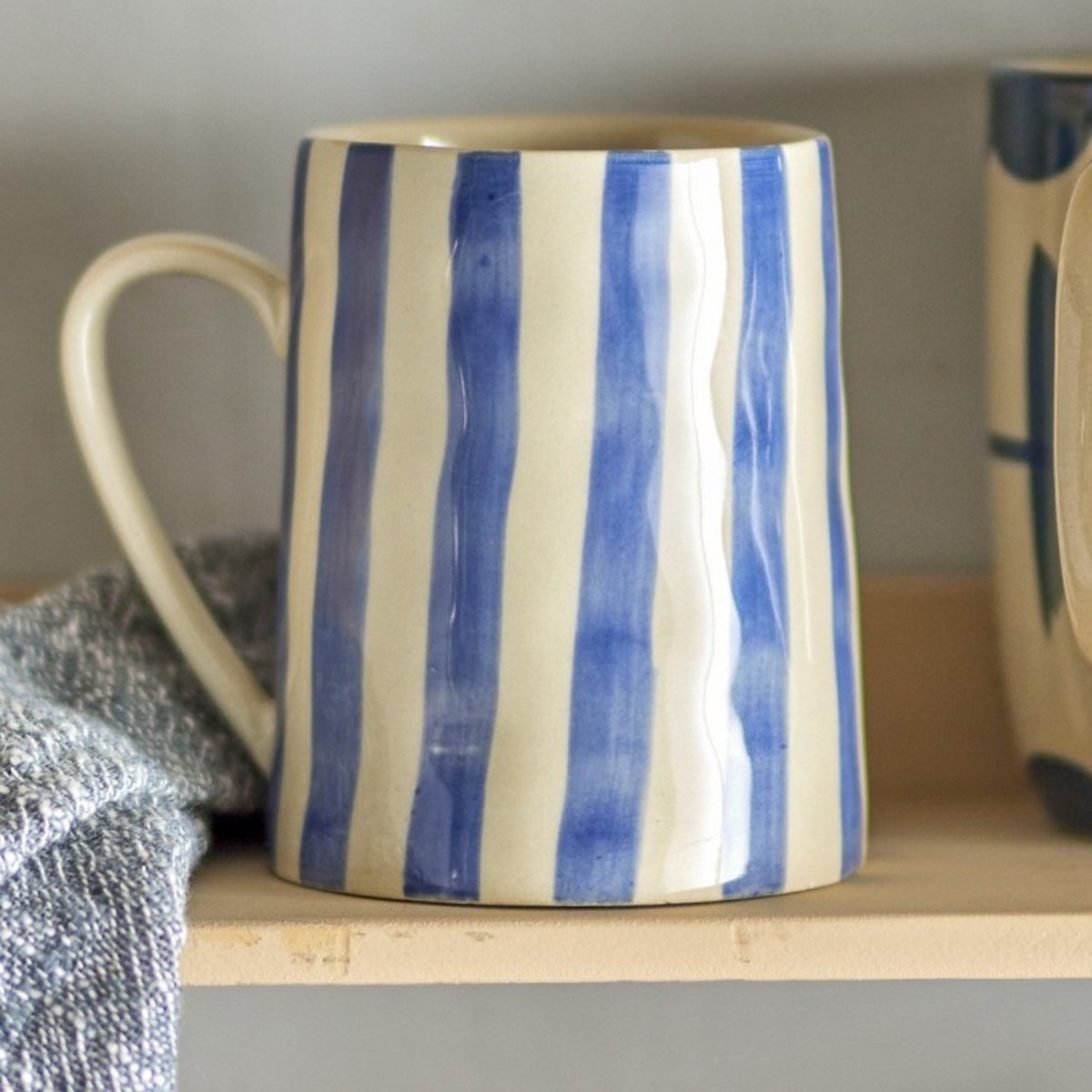 Mug grès peint rayures BEGONIA blanc et bleu, BLOOMINGVILLE