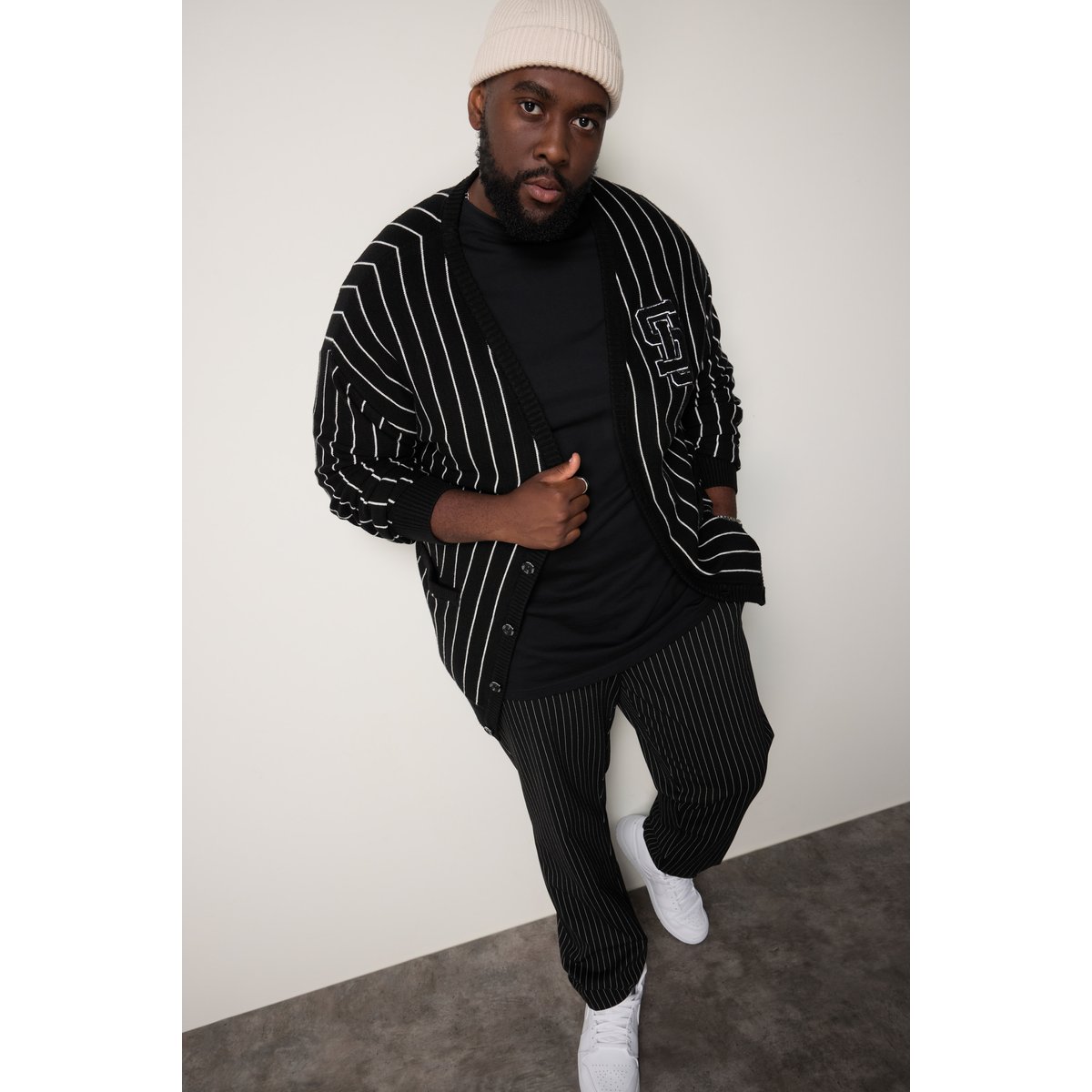 Cardigan col en V, fines rayures et flocage noir, STHUGE