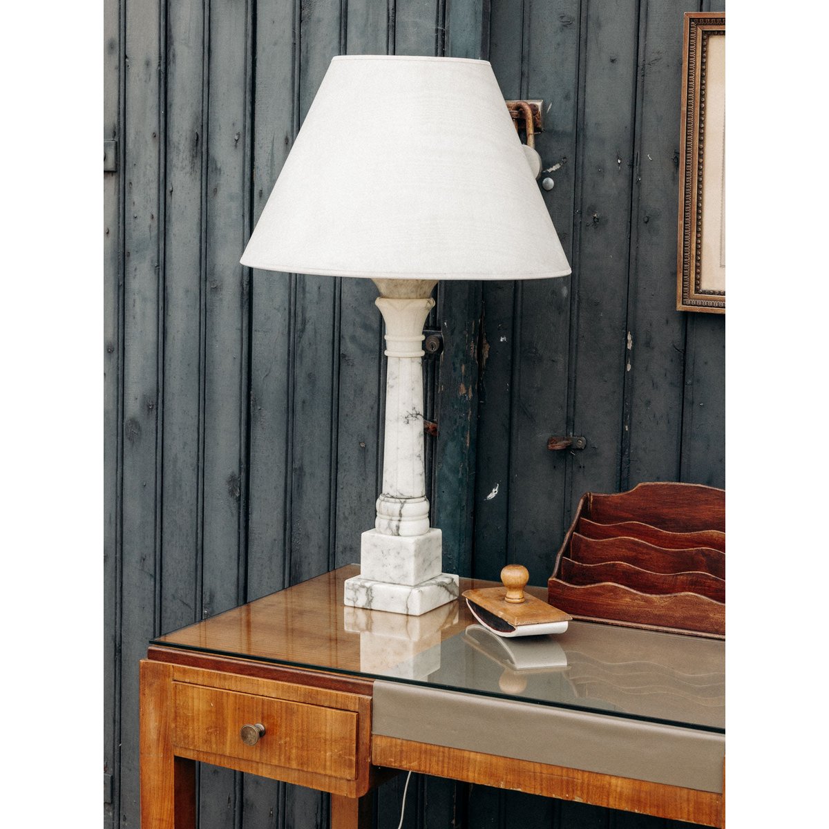 Lampe en albâtre et à l'abat-jour satiné Suzanne N°580 - Bon état beige, DEBONGOUT