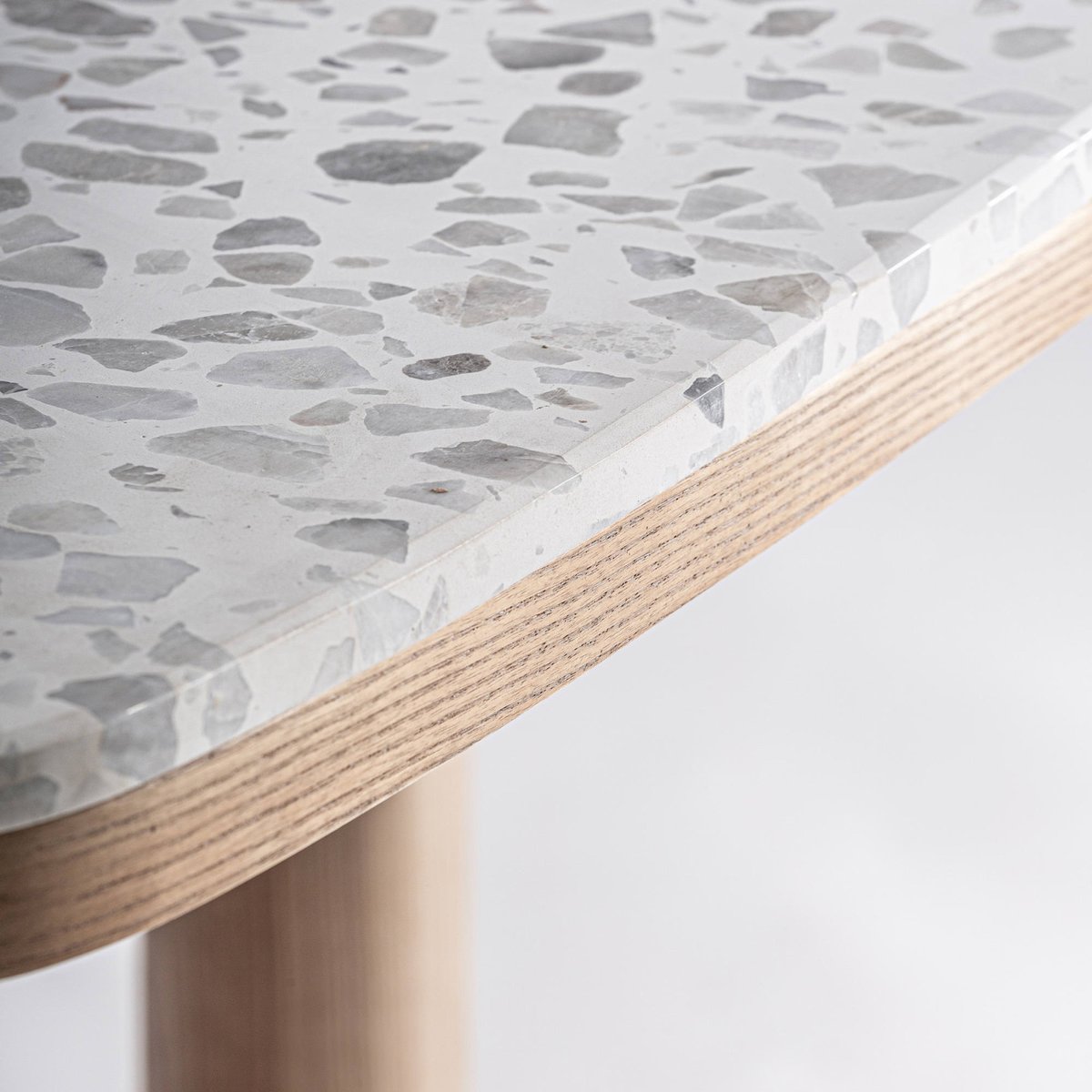 Table de bar S.ALFERCE en terrazzo blanc terrazzo, chêne clair et doré, RECOLLECTION