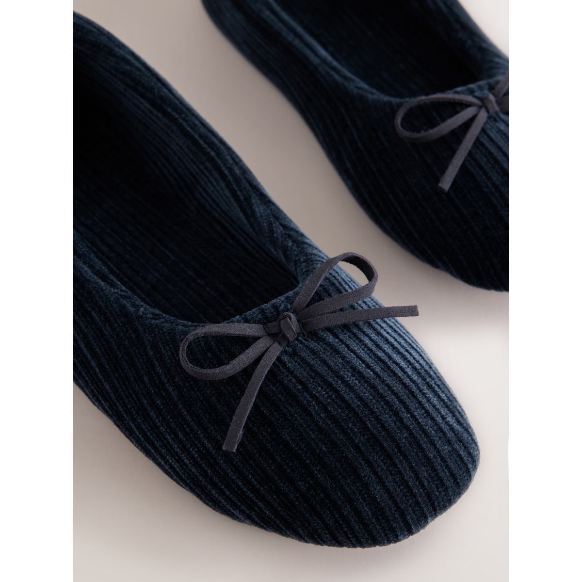 Chaussons ballerines en velours côtelé à nœud bleu marine, NEXT