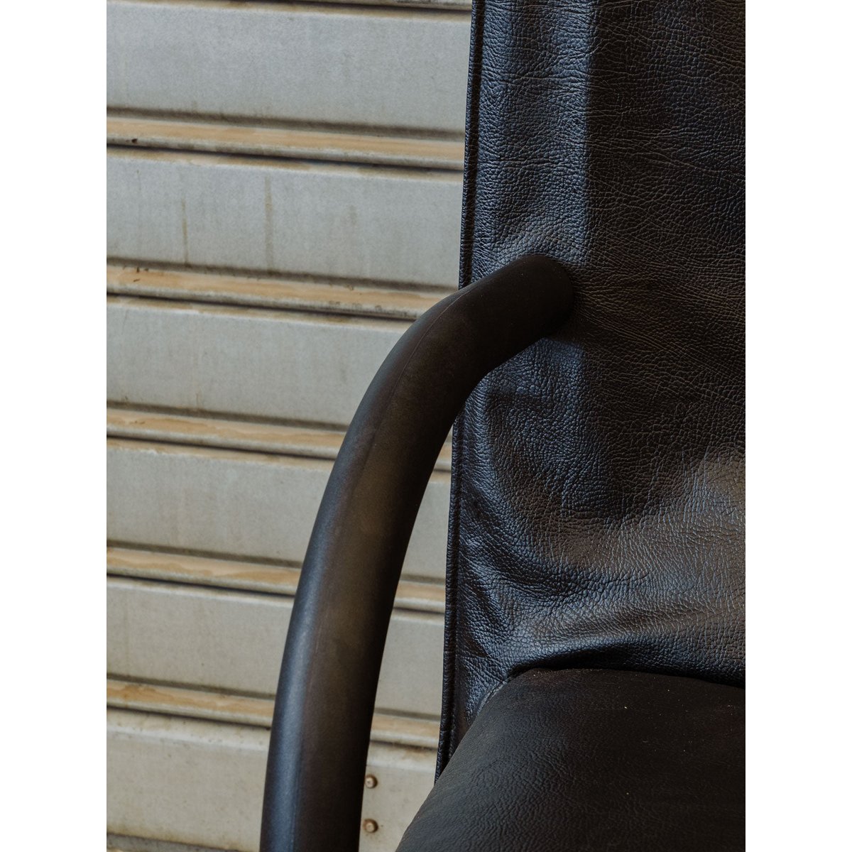 Fauteuil en cuir noir Jakob N°1441 - Bon état noir, DEBONGOUT