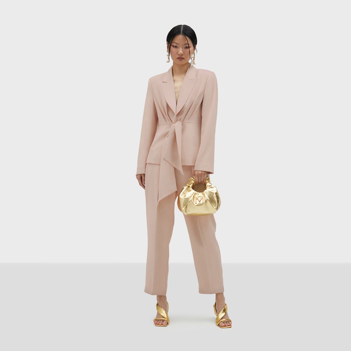 Blazer avec plis et nœud sur le devant nude, LOLA CASADEMUNT
