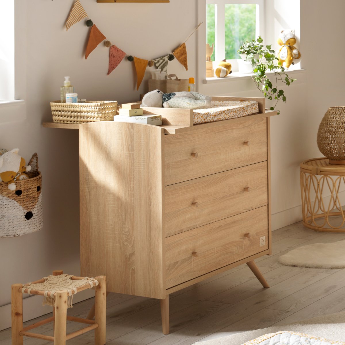 Chambre bébé trio: Lit bébé 70x140 évolutif, commode à langer 3 tiroirs et armoire 2 portes décor bois chêne marron, SAUTHON