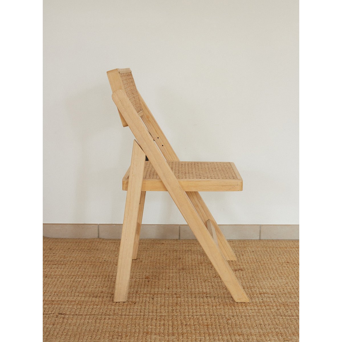 Paire de chaises pliantes en cannage Claude N°1752 - Bon état bois clair, DEBONGOUT
