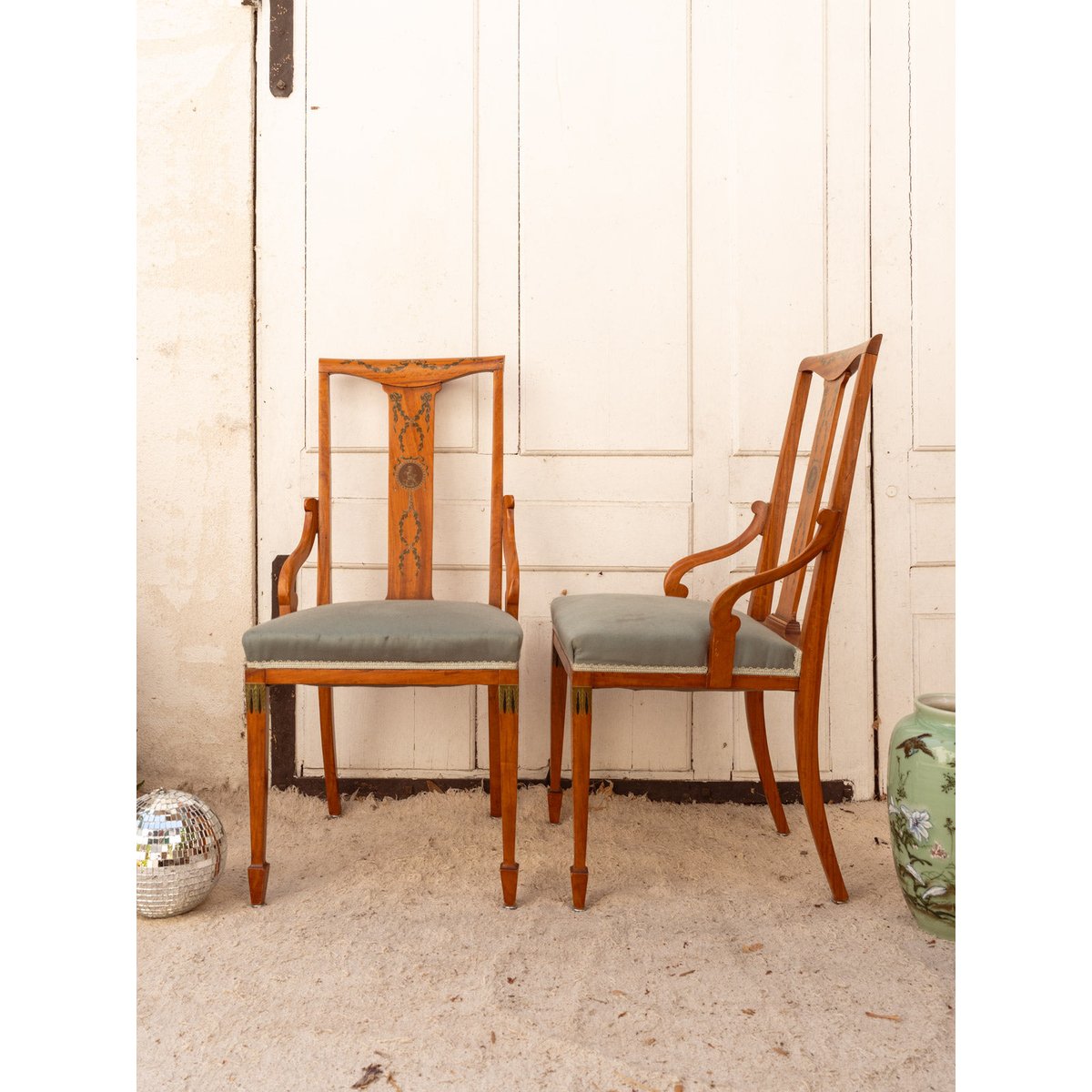 Paire de chaises en bois et tissu bleu Claude N°1455 - Bon état bois foncé, DEBONGOUT