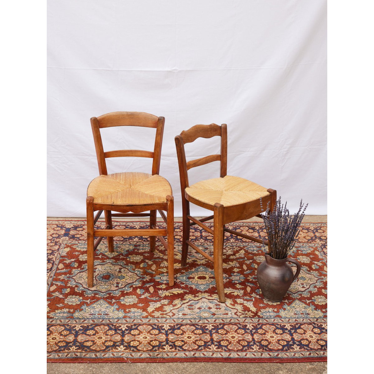 Paire de chaises en bois vintage Claude N°1439 - Bon état bois clair, DEBONGOUT