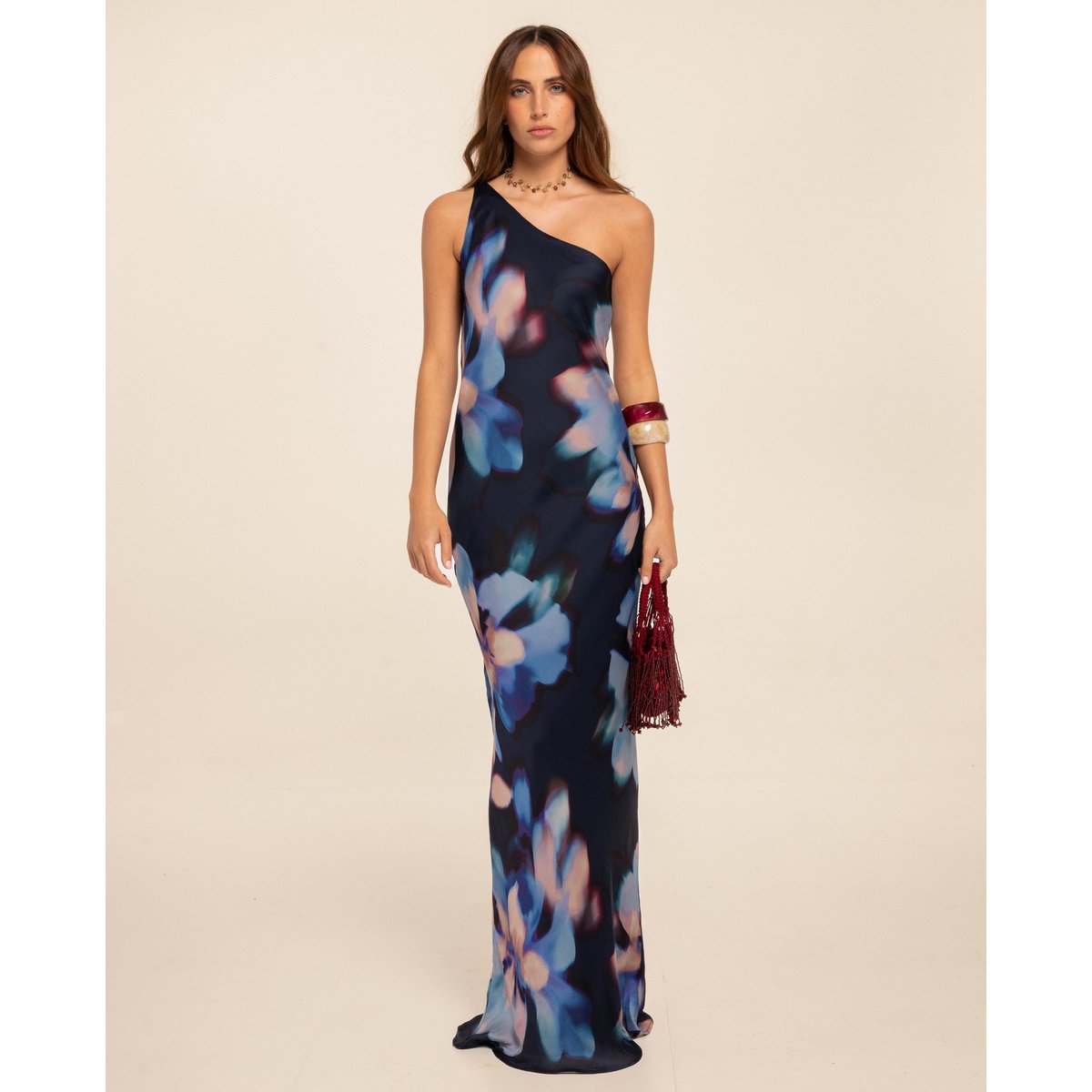 Robe longue coupée en biais avec encolure asymétrique et imprimé floral aquarelle bleu, THE-ARE