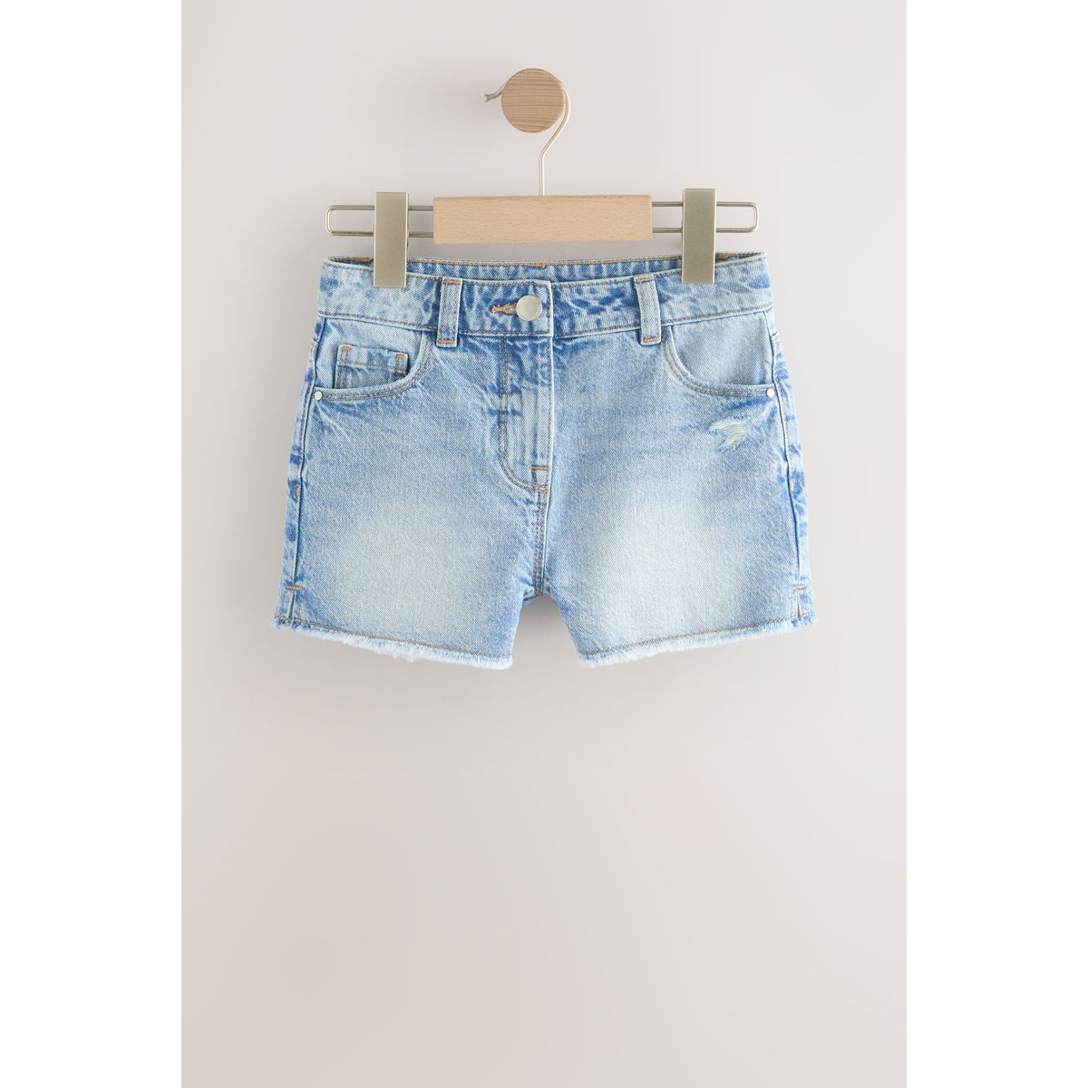 Short en jean à bords effilochés bleu moyen, NEXT