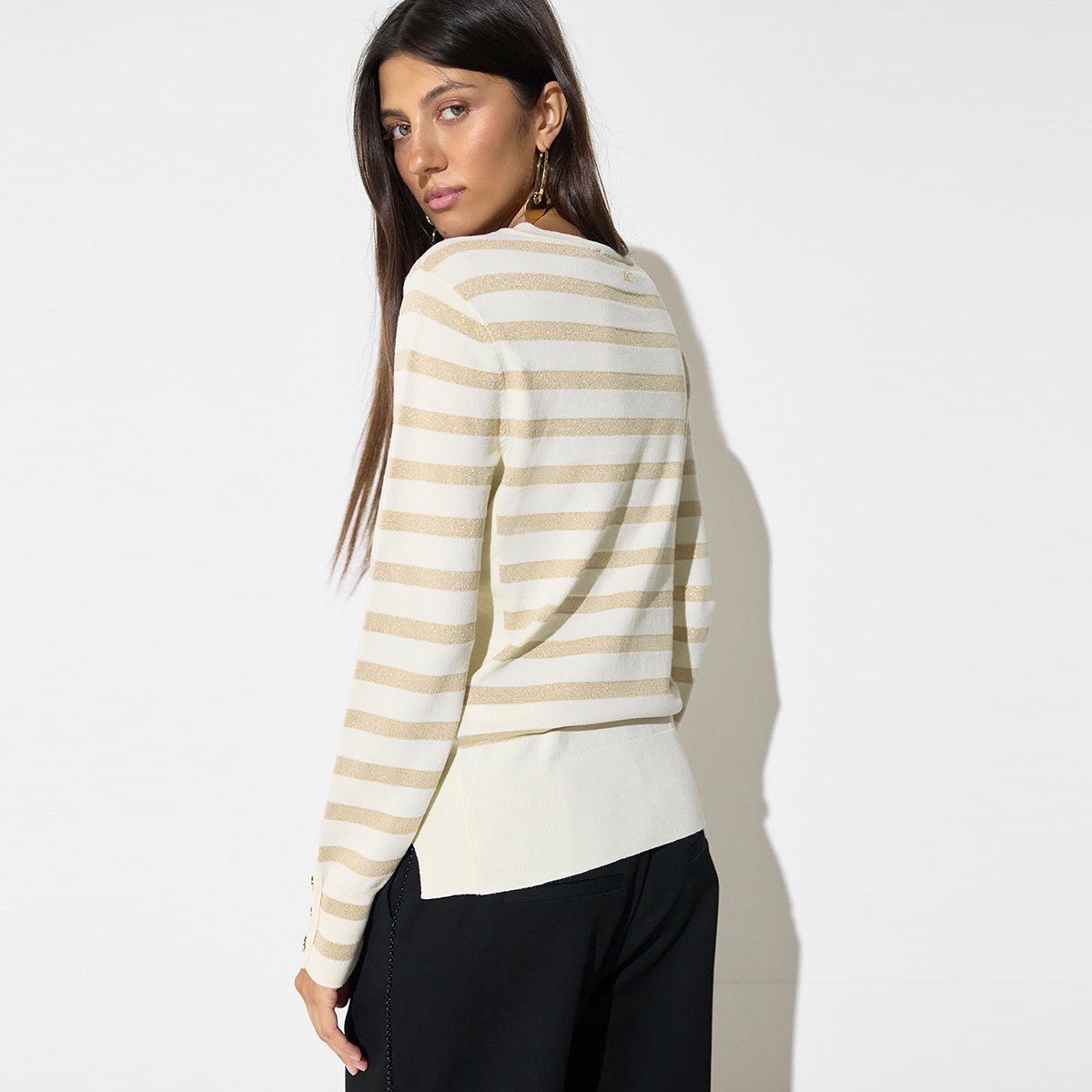 Pull rayé avec épingle dorée ecru, LOLA CASADEMUNT