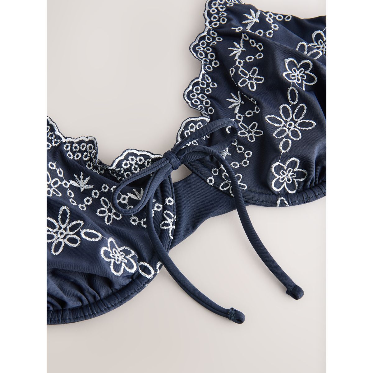 Haut de bikini brodé à armatures bleu acier/écru, NEXT