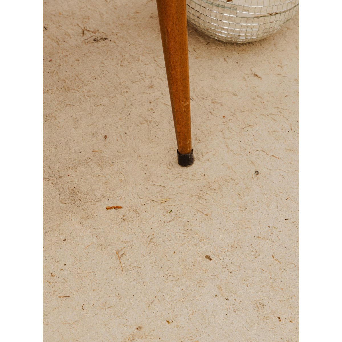Chaise en bois et cuir noir Alma N°2076 - Bon état bois foncé, DEBONGOUT