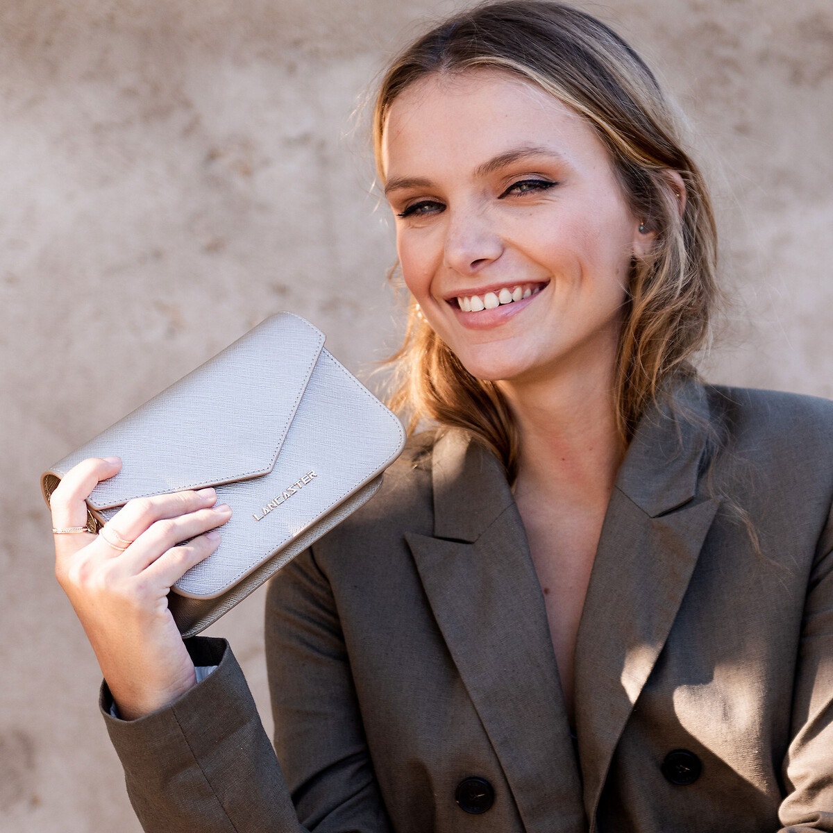 Pochette à bandoulière en cuir SAFFIANO SIGNATURE noir, LANCASTER