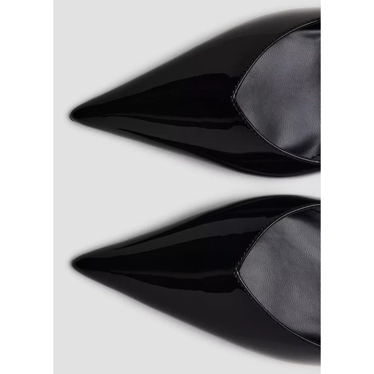 Chaussures à talon en cuir vernis noir, MANGO