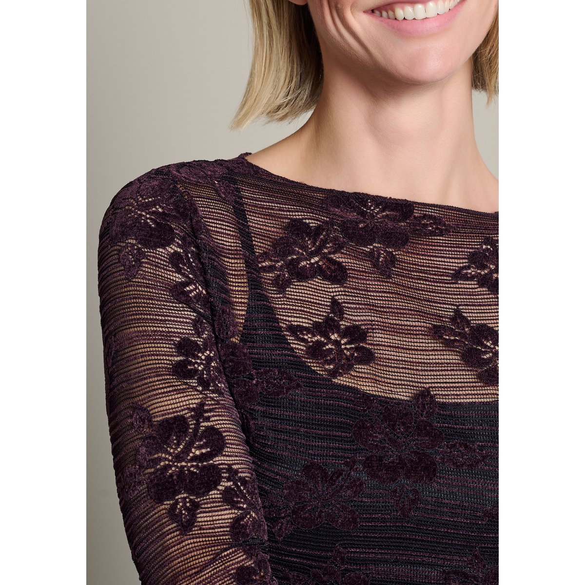T-shirt col montant en dentelle aubergine, LOLALIZA