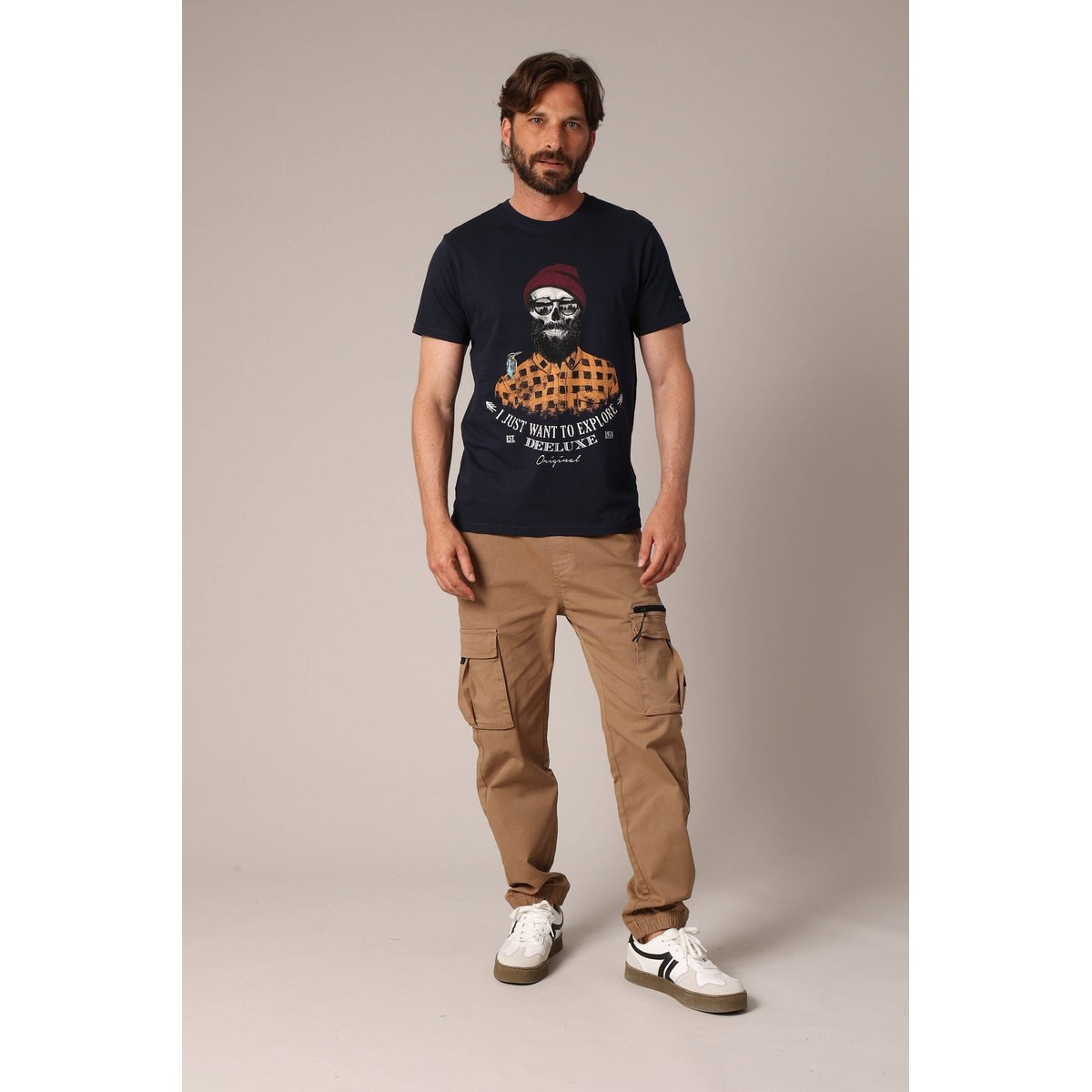 T-shirt en coton avec imprimé hipster barbu et le message « je veux juste explorer ». TELLSON navy, DEELUXE