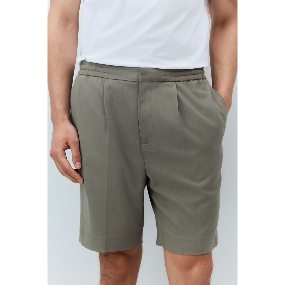 Short chino plissé à taille élastique kaki, NEXT
