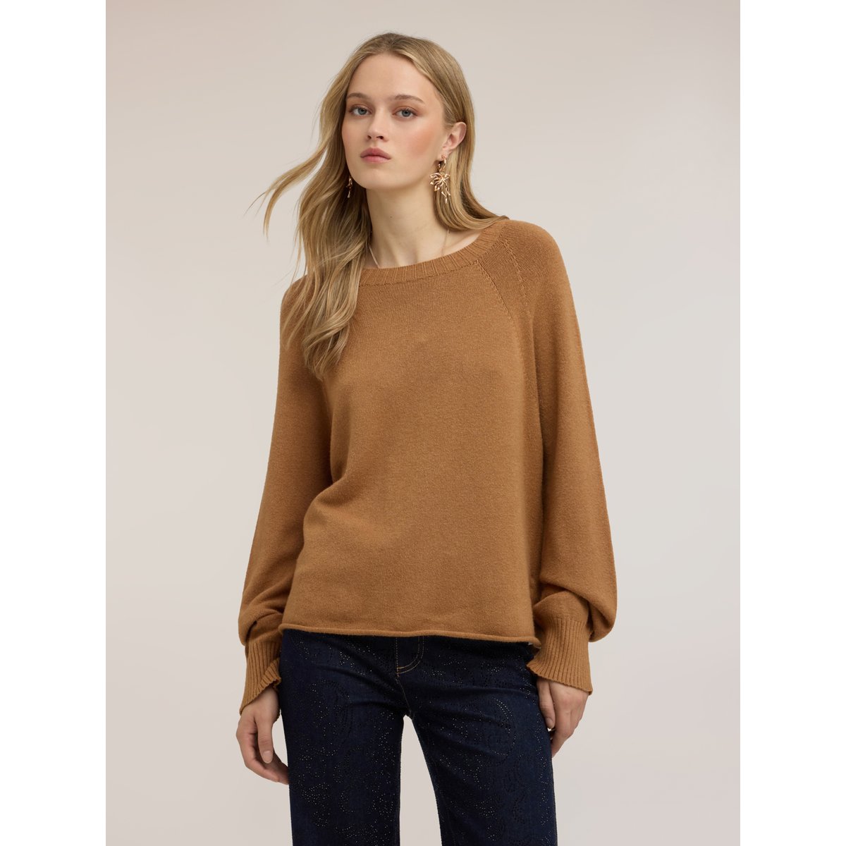 Pull ras du cou marron, MOTIVI