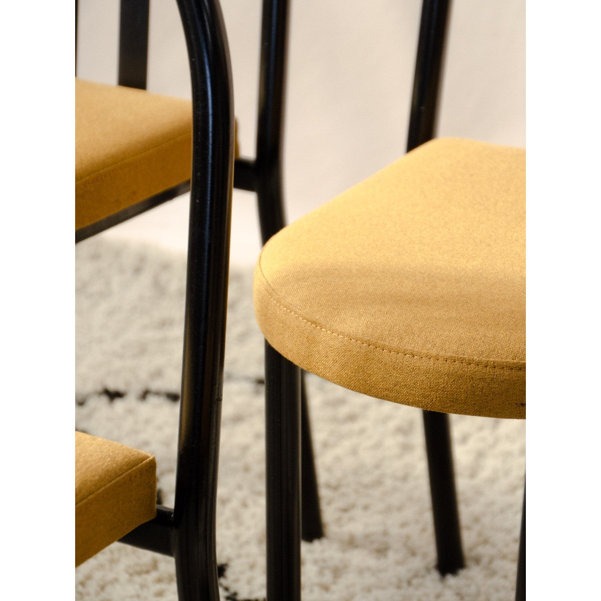 Lot de 4 chaises en métal noir et tissu Alma N°2137 - Bon état noir, DEBONGOUT