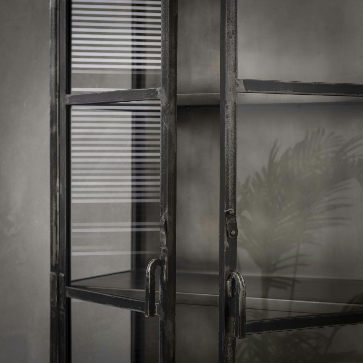 Vaisselier vitrine style industriel métal noir vieilli 2 portes en verre 90x190cm ROADIES noir, PIER IMPORT