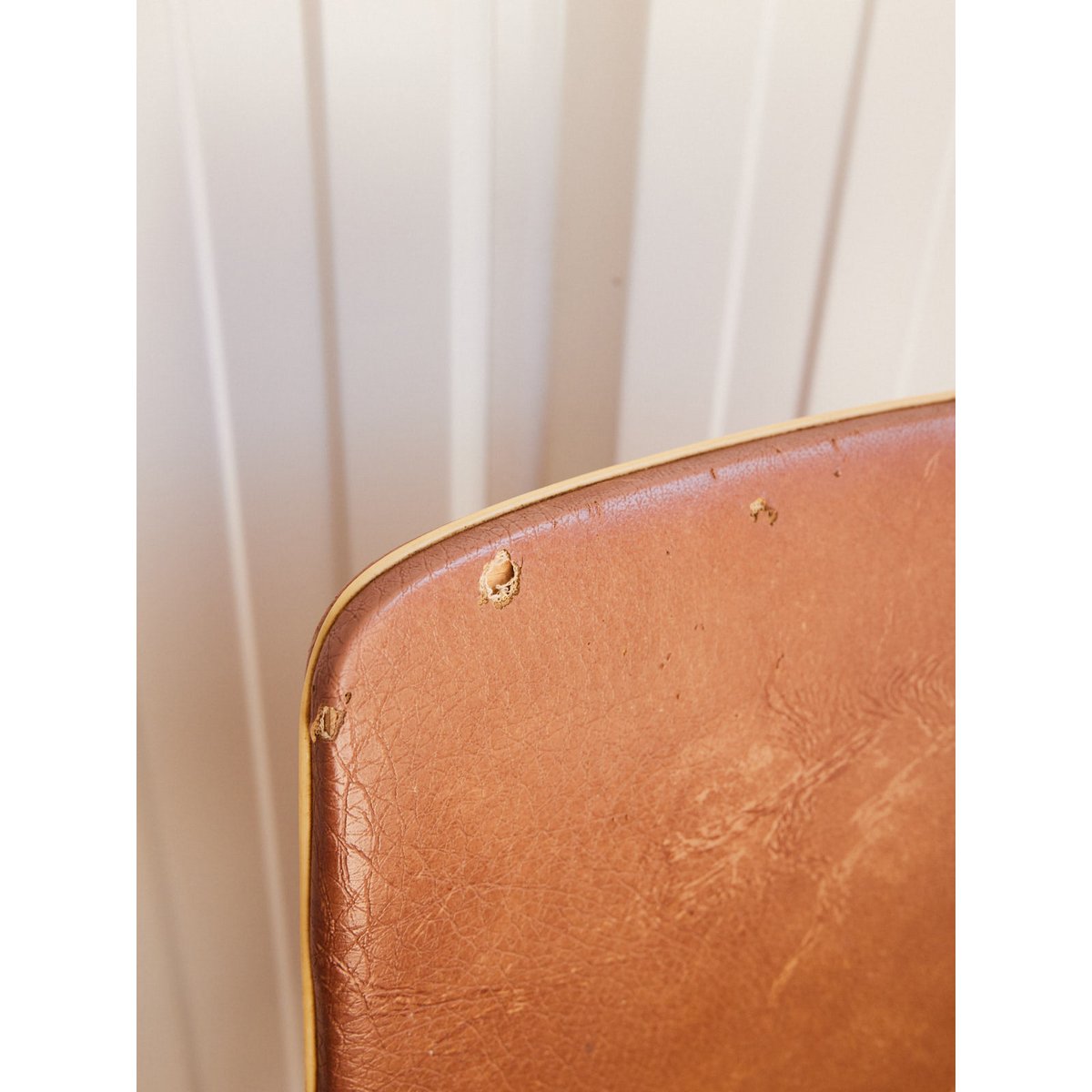Lot de 4 chaises en skaï Alma N°1765 - Bon état marron, DEBONGOUT