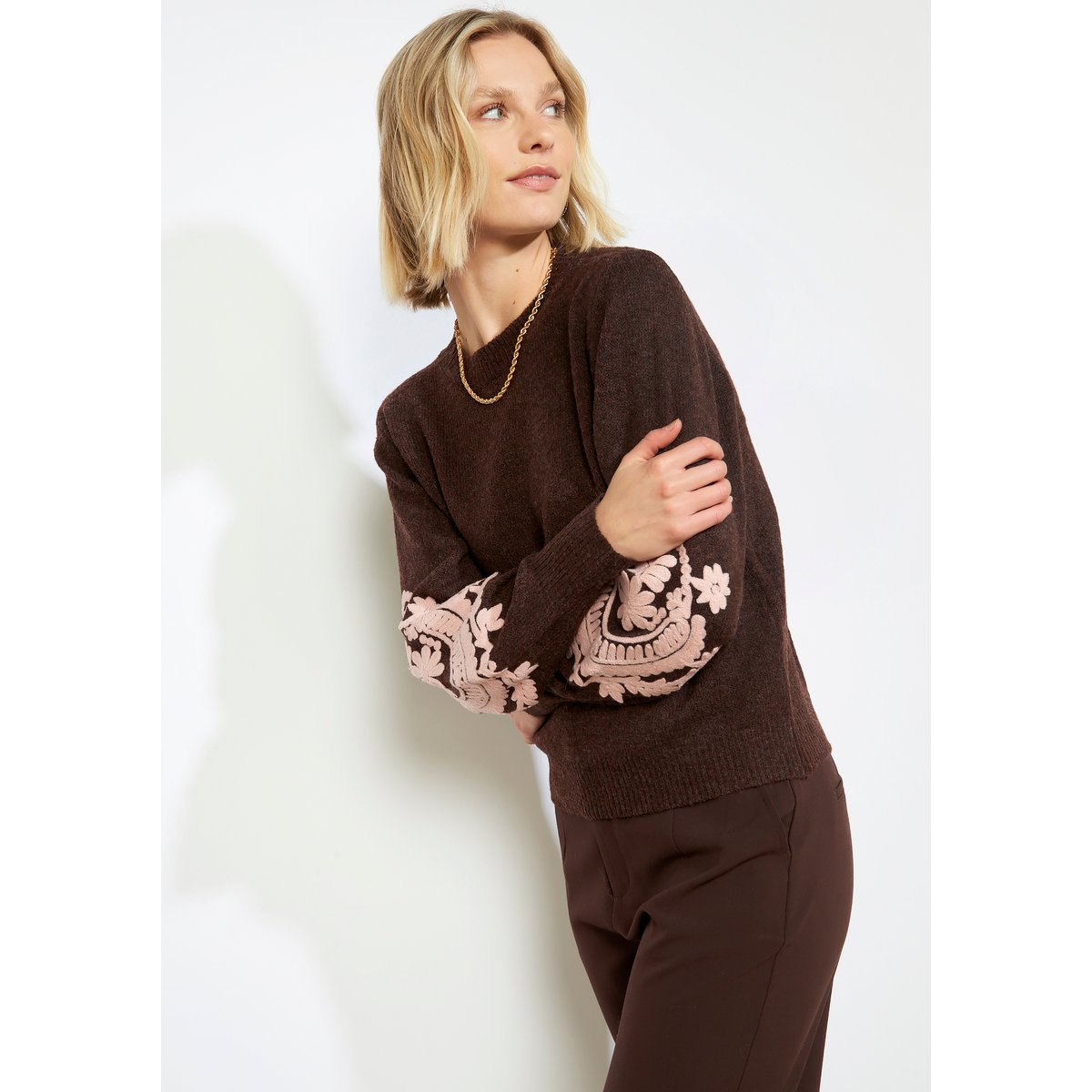 Pull brodé manches ballon brun fonce chocolate, LOLALIZA