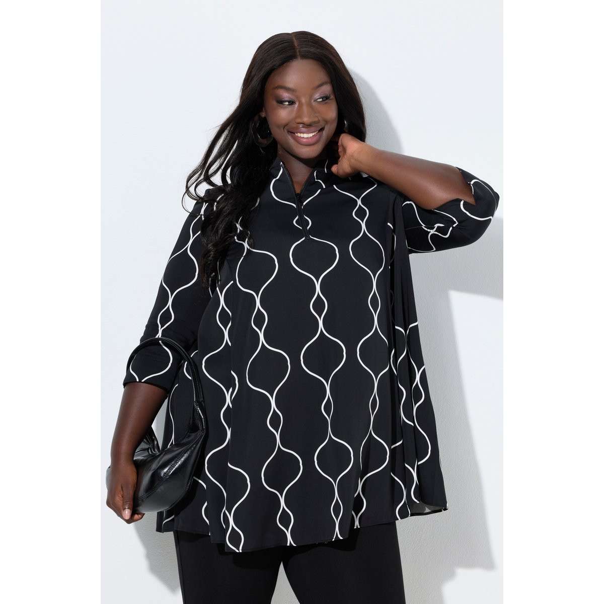 Blouse en satin coupe évasée, col montant noir, ULLA POPKEN