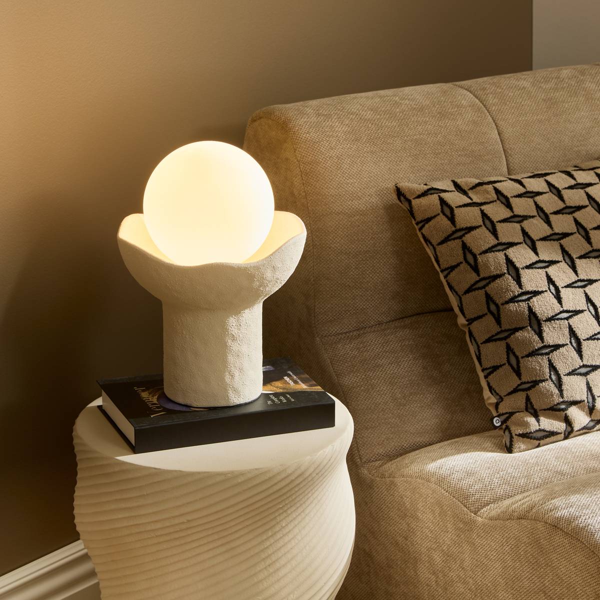 Lampe boule en verre OBINE beige, ATMOSPHERA