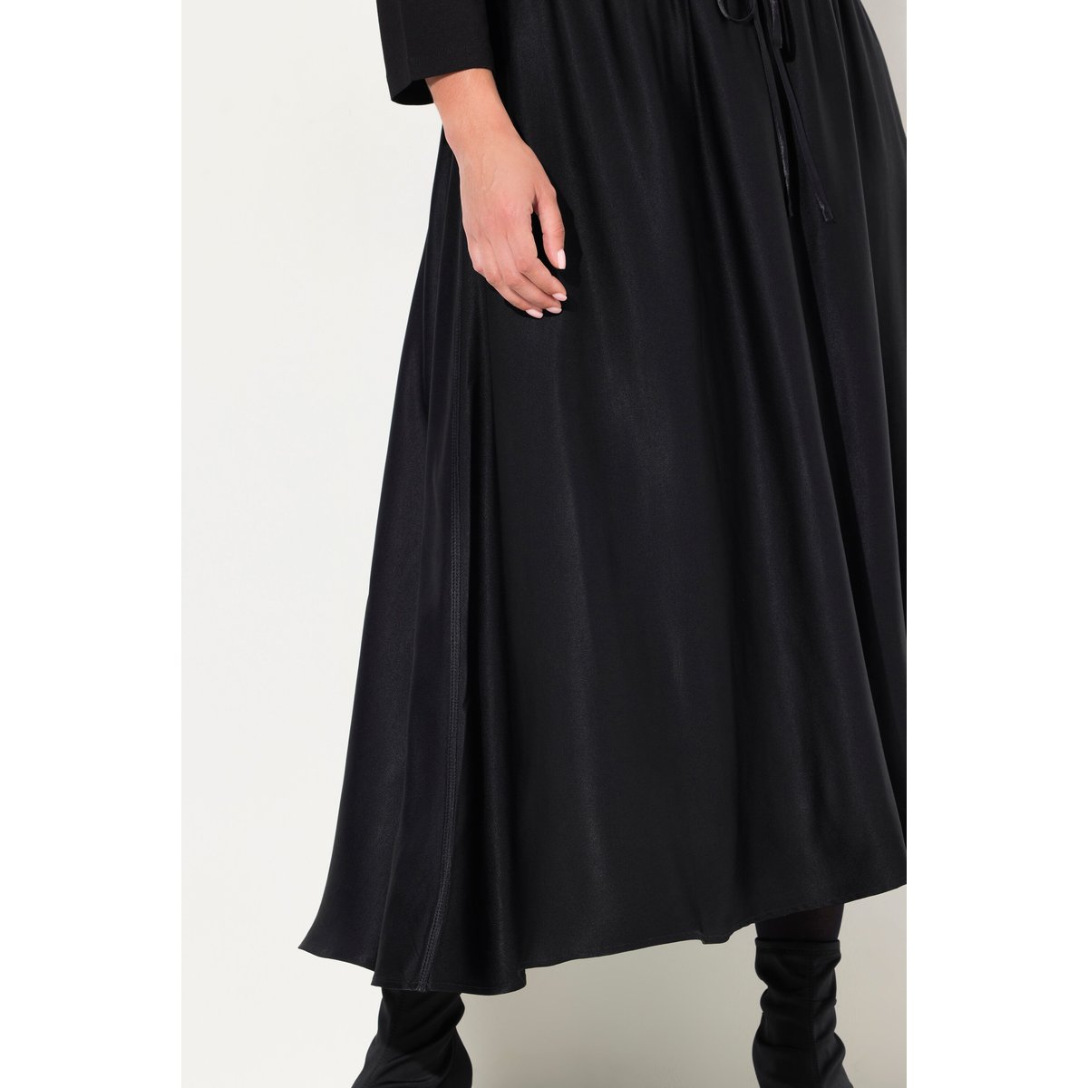 Jupe midi en satin, silhouette en A noir, ULLA POPKEN