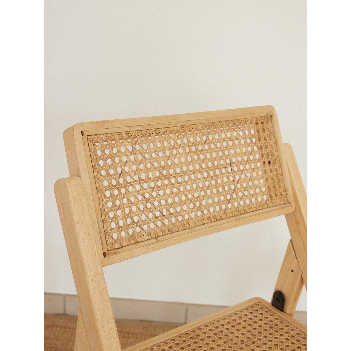 Paire de chaises pliantes en cannage Claude N°1752 - Bon état bois clair, DEBONGOUT