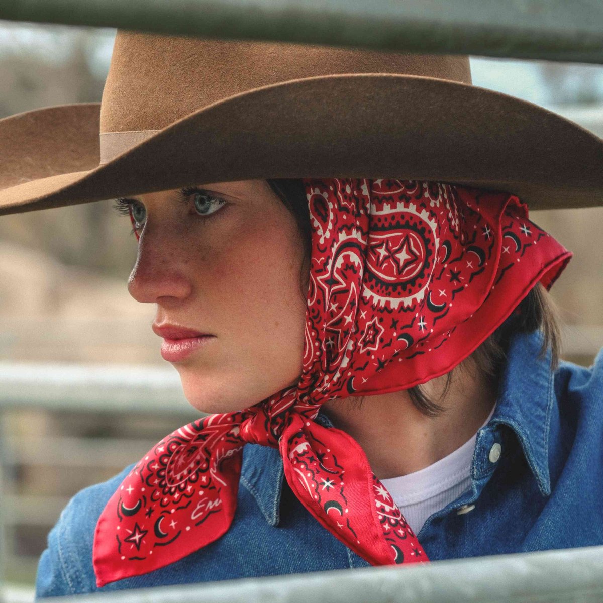 Foulard 100% pure soie bandana rouge, EMILY'S PILLOW