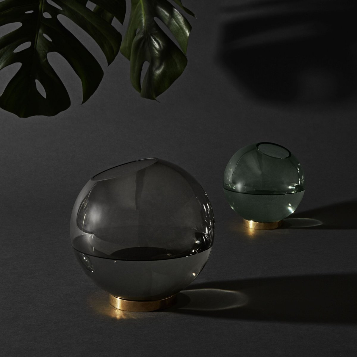 Vase Globe Verre et Laiton Large Diam 21 cm noir, AYTM