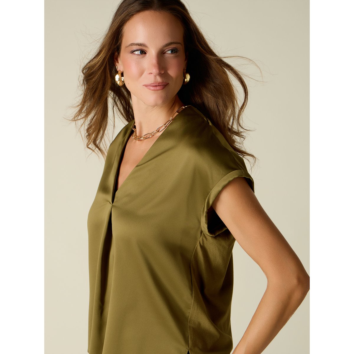 T-shirt bimaterica scollo a V verde militare, OLTRE
