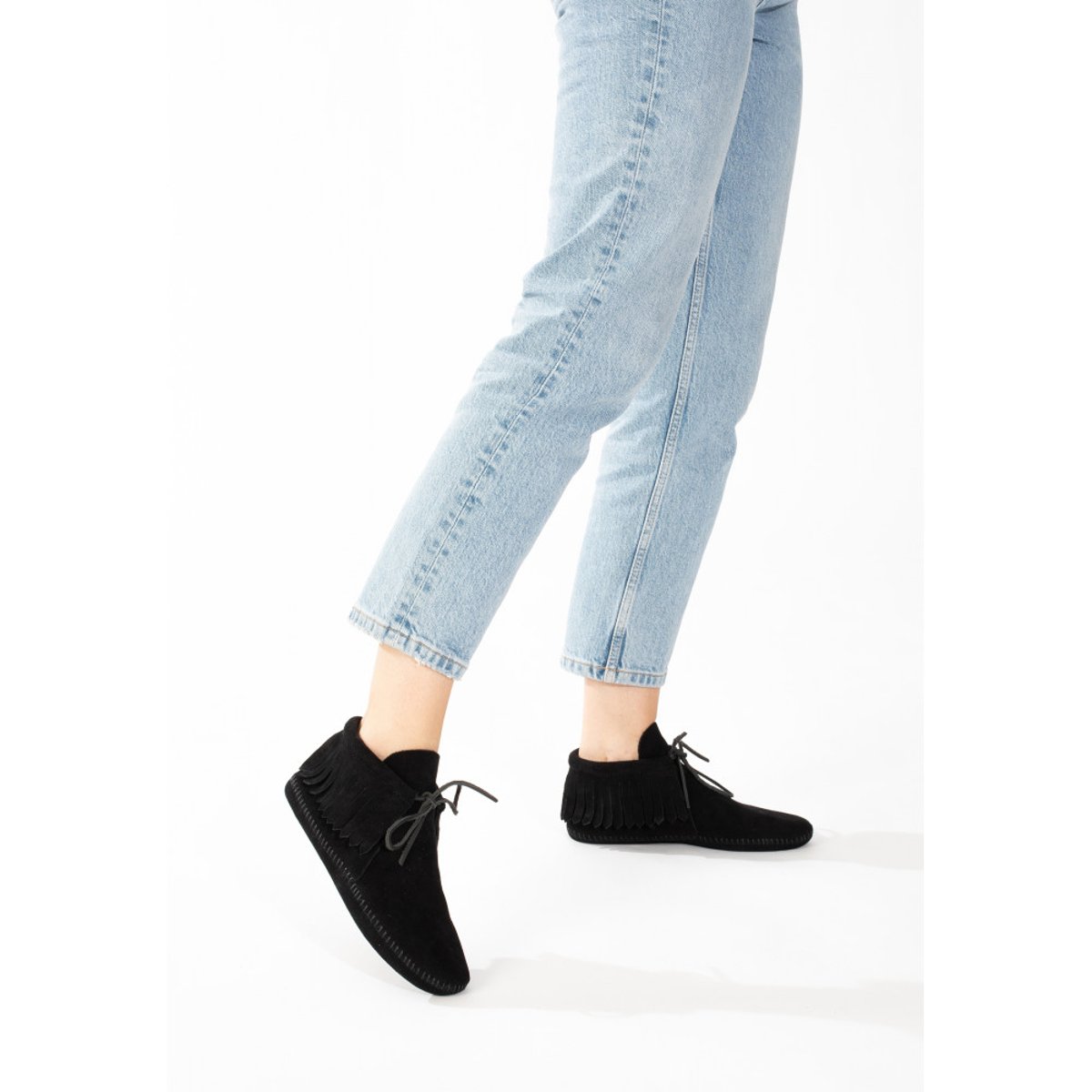 Mocassins montants en cuir suede à semelle souple CLASSIC FRINGE noir, MINNETONKA