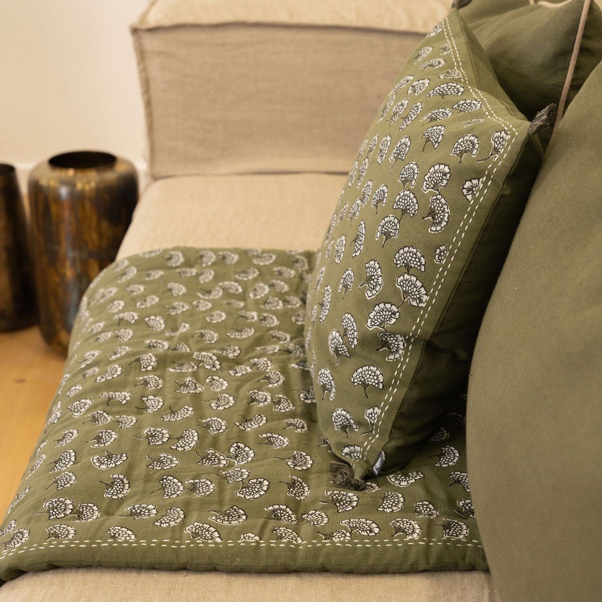 Coussin décoratif imprimé motif floral kaki, SUD ETOFFE