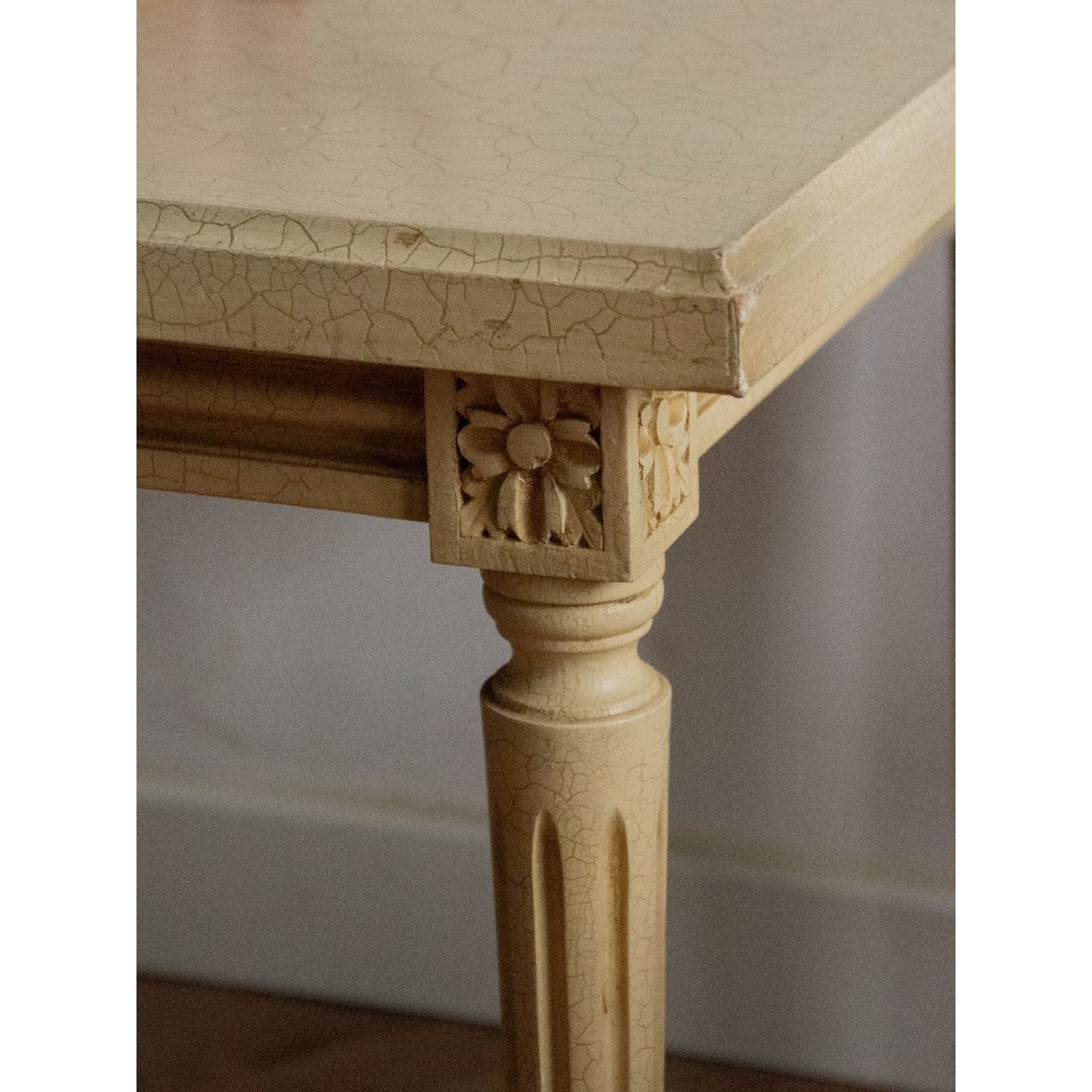 Table basse aux pieds sculptés Léonie N°487 - Bon état beige, DEBONGOUT
