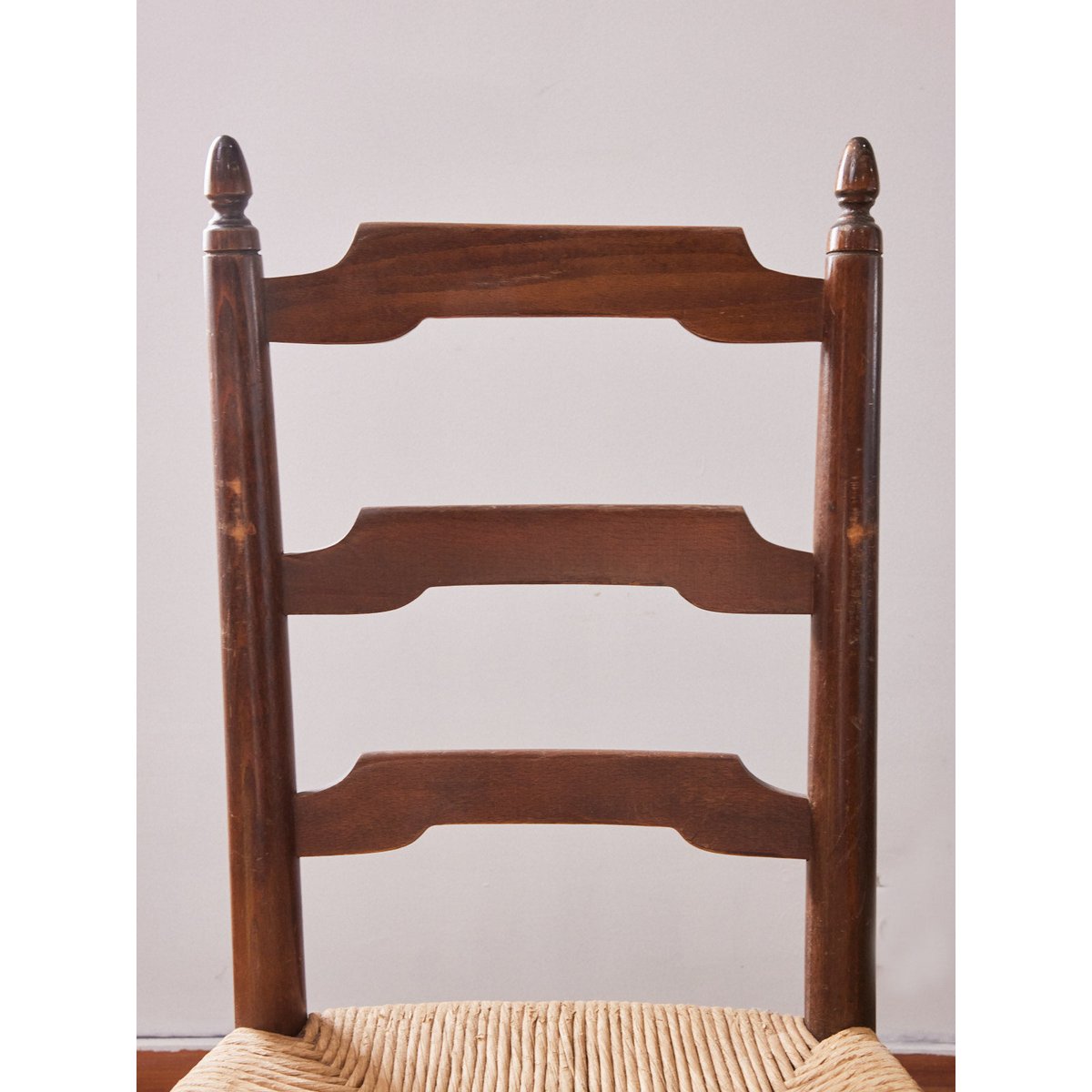 Paire de chaises en paille Claude N°1340 - Bon état bois foncé, DEBONGOUT