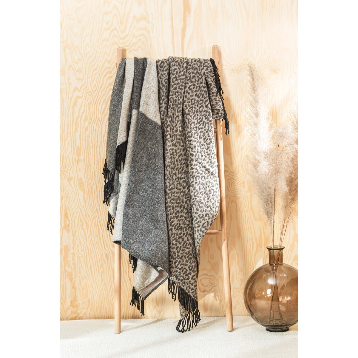 Plaid à rayures, franges en coton et polyester recyclés GIZA gris, taupe et noir, MAGMA HEIMTEX