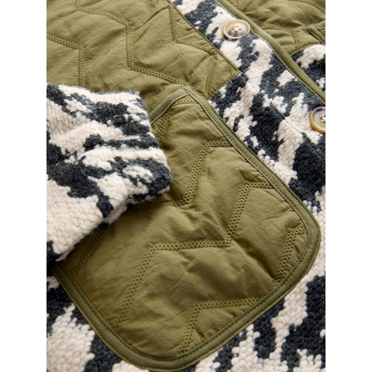 Veste boutonnée en peau lainée duveteuse vert olive/impression monochrome, NEXT