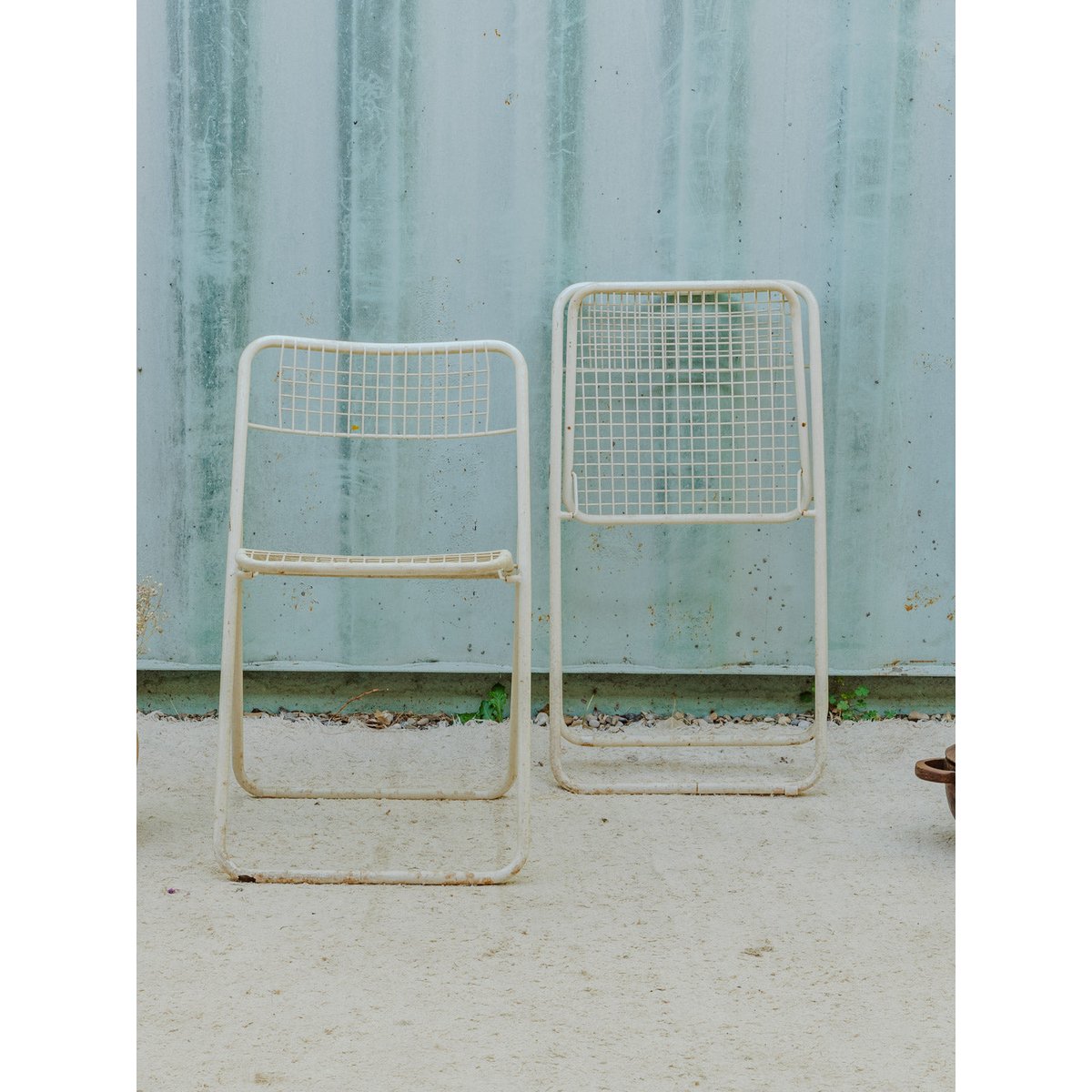 Paire de chaises en métal blanc Alma N°2014 - Bon état blanc, DEBONGOUT